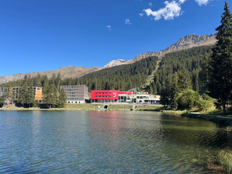 Talstation am See mit dem Eingang zum Bike Kingdom Lenzerheide