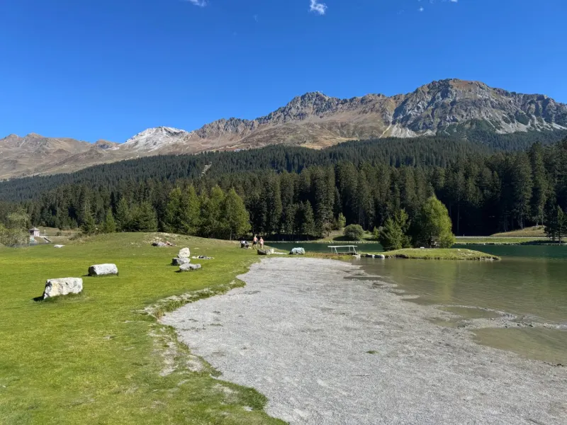 Liegewiese und Kiesstrand im Strandbad am Heidsee