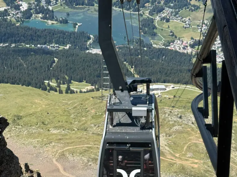Die Gondel der Rothornbahn hoch über dem Heidsee